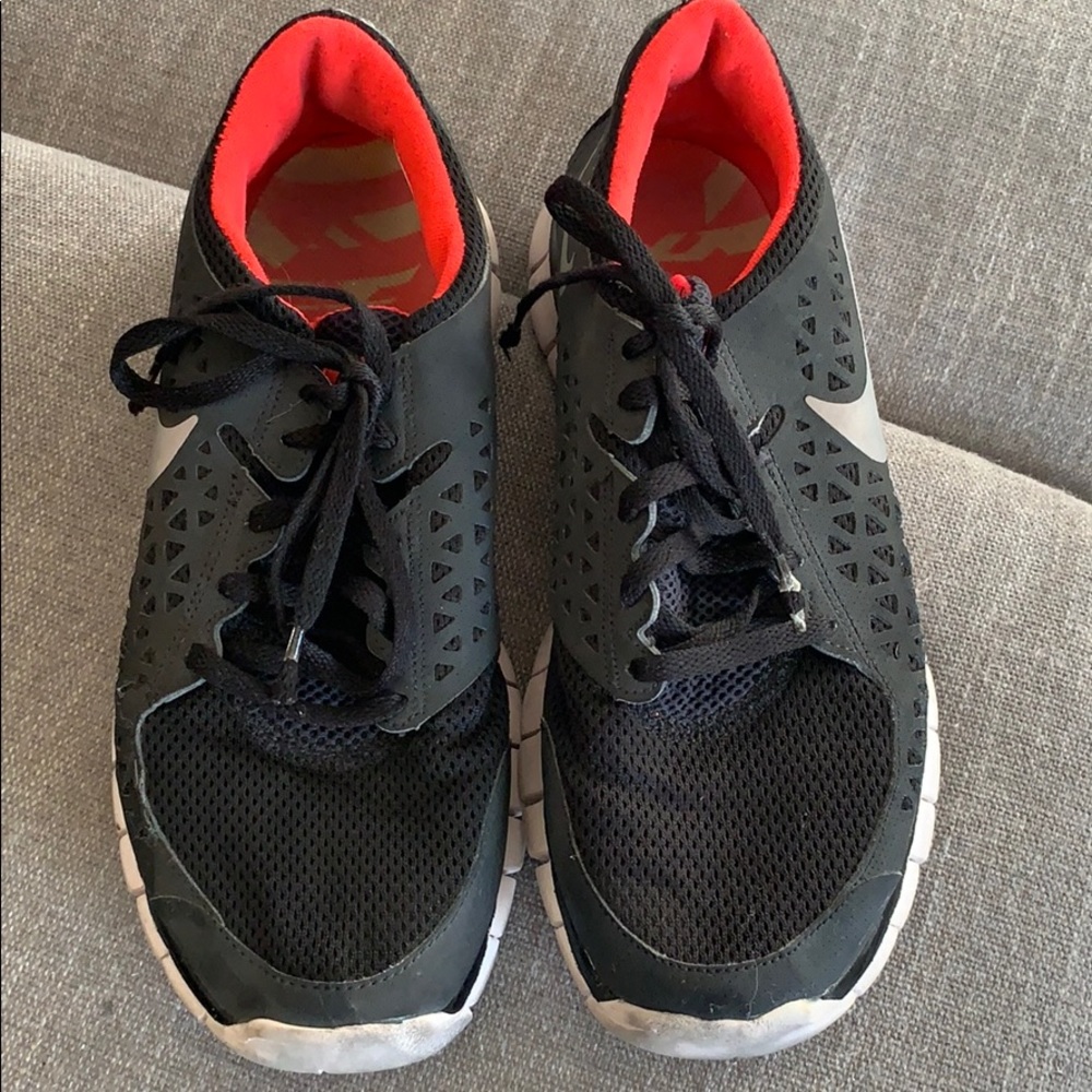 Women’s Nike Free Run black and pink sneaker 9 1/2